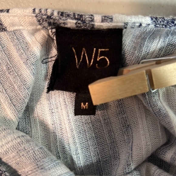 W5 BLUE AND WHITE STRIPED MEDIUM CAP SLEEVE BLOUSE WITH WOODEN BUTTON ACCENTS - Picture 6 of 7